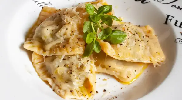 Frische Ravioli mit Parmesan und Basilikum, ein köstliches ravioli-teig rezept italienisch.