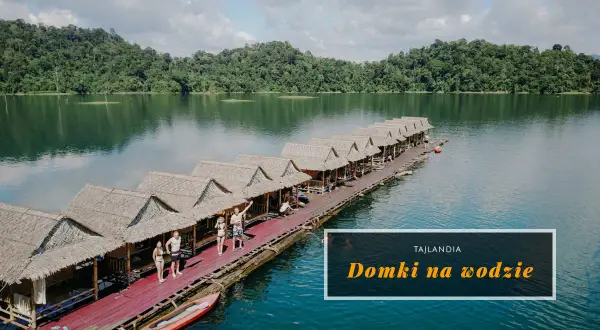 Domki na wodzie w Khao Sok, Tajlandia. Grupa ludzi relaksuje się na drewnianym pomoście, otoczonym bujną zielenią i spokojną wodą.