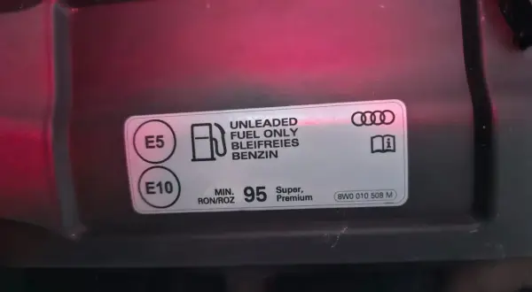 Naklejka informuje o paliwie do silnika 1.8 TFSI: bezołowiowa, E5/E10, min. 95 oktanów.