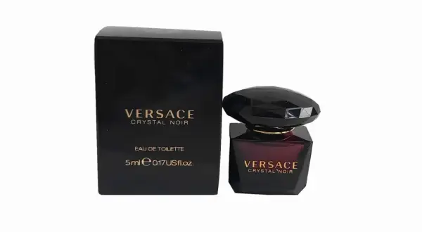 Elegancka woda toaletowa Versace Crystal Noir w czarnym flakonie z kryształową nakrętką. Idealna na wieczór.