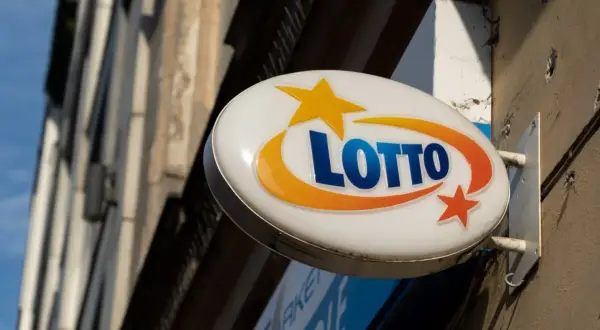 Znak LOTTO na ścianie budynku. Transmisja losowania gier lotto odbywa się w punktach LOTTO.