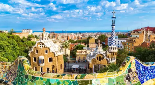 Kolorowa mozaika Parku Güell, arcydzieła Gaudiego w Barcelonie, z widokiem na miasto i morze.