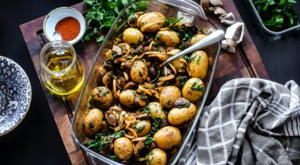 Herzhafte Kartoffel-Pilz-Pfanne, ein köstliches Gericht, das sich perfekt für einfache rezepte mit pilzen und kartoffeln eignet. Mit frischer Petersilie garniert.