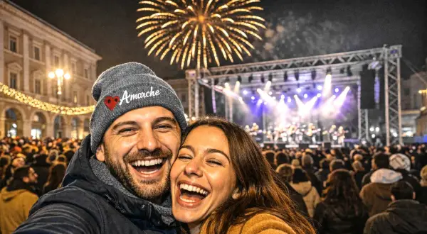 Coppia felice festeggia il capodanno a Civitanova Marche tra fuochi d'artificio e musica dal vivo.