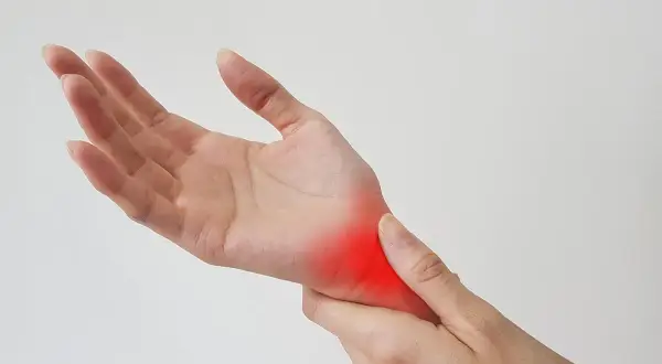 Mano con arrossamento e dolore al pollice, indicativo di tendinite.