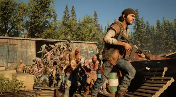 W grze Days Gone czas gry to walka o przetrwanie. Deacon z karabinem mierzy w hordę zombie wydostającą się z wagonu.