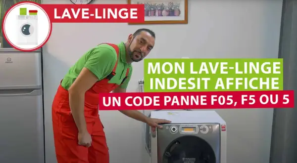 Un homme en salopette rouge devant un lave-linge Indesit 9 kg qui affiche un code panne F05.
