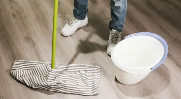 Mop: Przewodnik po rodzajach, wyborze i myciu podłóg bez smug