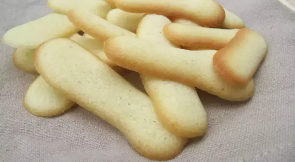 Un tas de langues de chats dorées et légères, parfaites pour tremper dans le café ou le thé.