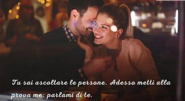 Coppia in un locale con luci soffuse. Lei sussurra a lui, cercando le parole giuste per far innamorare un uomo.