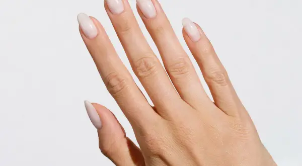 Mleczne paznokcie: jak zrobić modny manicure hybrydowy i żelowy?