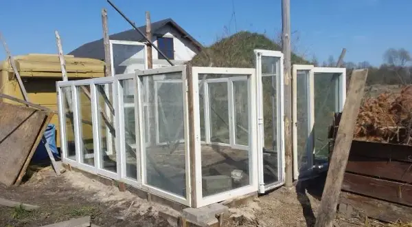 Szklarnia ze starych okien: Praktyczny poradnik DIY krok po kroku