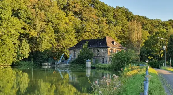 Idyllisches Haus am Wasser, perfekt für einen entspannten Tag beim Wandern in Engelskirchen.