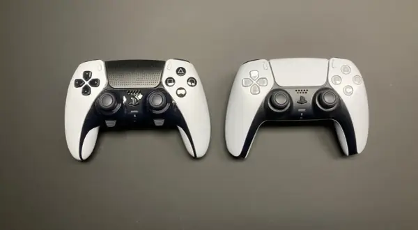 Zwei PS5 Controller im Vergleich: Ein Standardmodell und ein DualSense Edge für den PS5 Controller Test.