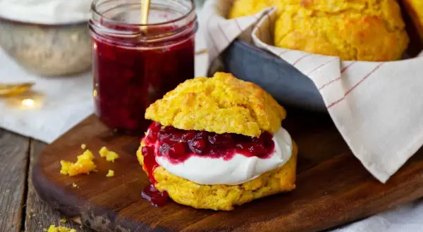 Gyllene scones med fluffig creme fraiche och rårörda lingon. En perfekt fika!