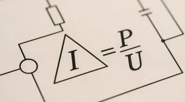 Schemat obwodu elektrycznego z równaniem I = P/U. Ten wzór na napięcie jest kluczowy w analizie obwodów.