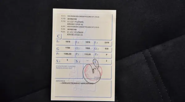 Dokument z danymi pojazdu, zawiera m.in. informacje o właścicielu i numerze VIN. Widoczny jest również tymczasowy dowód rejestracyjny.