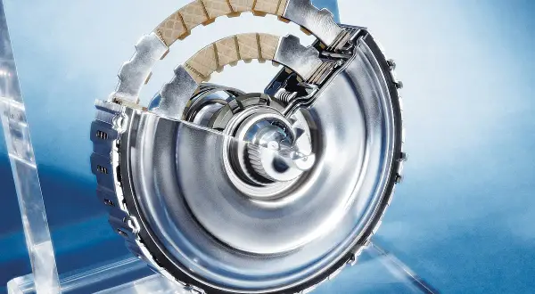 Przekrój skrzyni DSG z widocznymi tarczami sprzęgłowymi i elementami mechanicznymi.