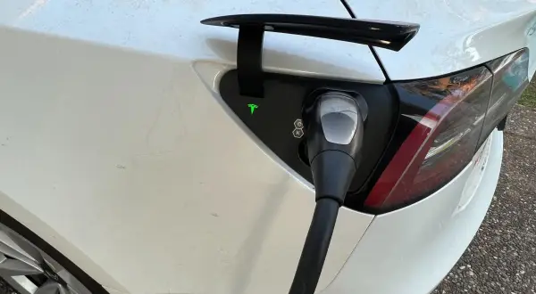 Jak ładować samochód elektryczny? Poradnik dla początkujących!