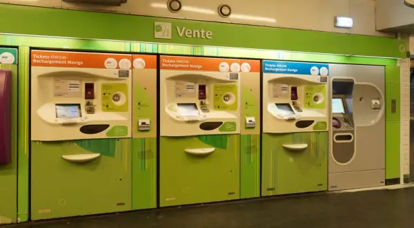 Máquinas expendedoras de tickets y recargas Navigo en el metro de París.