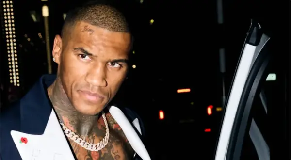 Boxaren Conor Benn med tatueringar och en diamantkedja, redo för en kväll ute.