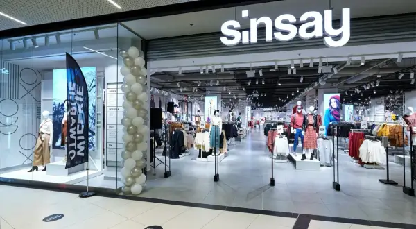 Sklep Sinsay z ubraniami, balony i manekiny. Idealne miejsce na zakupy i **sinsay zwroty**.