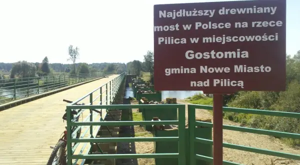 Drewniany most w Gostomii, gmina Nowe Miasto nad Pilicą, najdłuższy w Polsce na rzece Pilicy. Rower czeka na przejażdżkę.