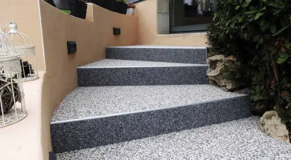 Escalier extérieur avec un revêtement moderne en granulats pour un style unique.