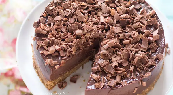 Cheesecake alla Nutella e mascarpone, ricoperta di riccioli di cioccolato fondente. Una delizia per gli occhi e per il palato.