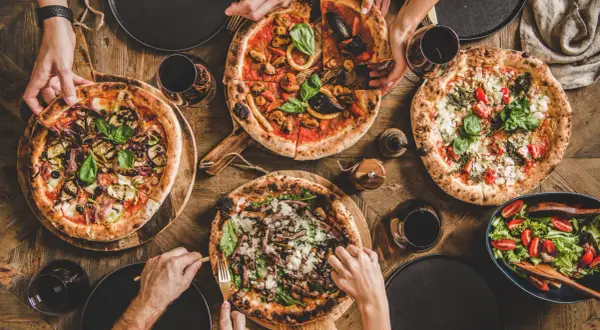 Mąka do pizzy i sos do pizzy w kuchni światowej - pizza na 5 sposobów