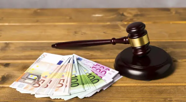 Młotek sędziowski i banknoty euro. Pytanie brzmi: ile wynosi zachowek?
