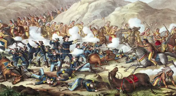 Kaos utspelar sig vid slaget vid Little Bighorn. Amerikanska soldater kämpar mot ursprungsbefolkningen på hästar, med rök och strid överallt.
