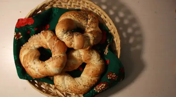 Koszyk z obwarzankami, posypanymi makiem, sezamem i solą. Idealne na obwarzanki przepis.