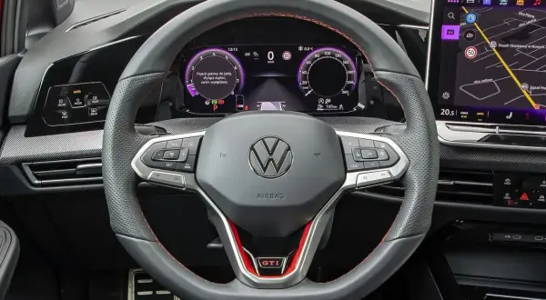 Kierownica VW z cyfrowymi zegarami i nawigacją. Zastanawiasz się, ile kosztuje obszycie kierownicy? Ten model ma sportowe akcenty GTI.