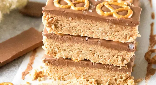 Ljuvliga bitar att baka med jordnötter, toppade med choklad och salta pretzels. En perfekt kombination av sött och salt.
