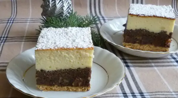 Pyszny seromakowiec z gotowej masy makowej i sera z wiaderka na kruchym spodzie, posypany cukrem pudrem.