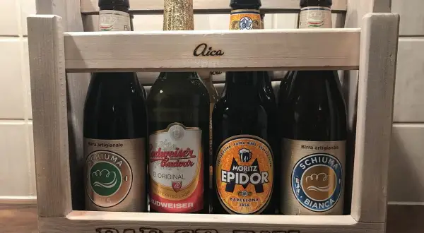Drewniana skrzynka z butelkami piwa, w tym piwo klasyczne polskie. Na skrzynce napis "BAD CH PAH".