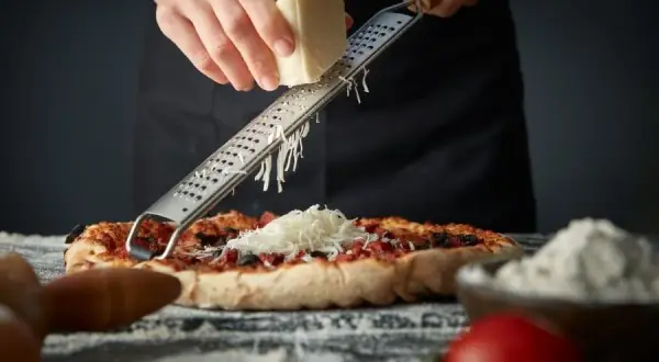 Jaki ser do pizzy? Odkryj najlepsze opcje, które zachwycą smakiem