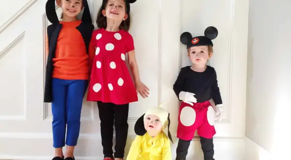 Dzieci w strojach postaci z bajek Disneya: Myszka Miki, Minnie, Goofy i piesek.