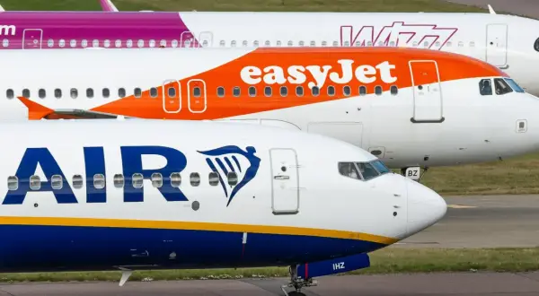 Samoloty linii Ryanair i easyJet stojące obok siebie na płycie lotniska.