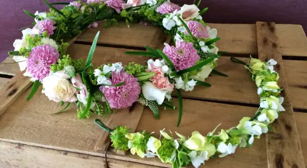 Två midsommarkransar med rosa och vita blommor, perfekta för midsommar naglar.