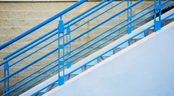 Ile kosztuje malowanie proszkowe balustrady? Ceny, które zaskoczą