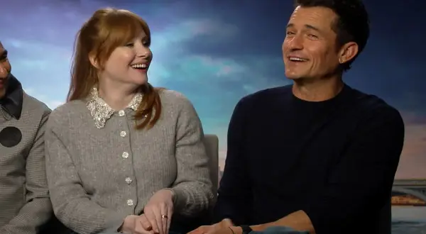 Orlando Bloom i Bryce Dallas Howard śmieją się, przypominając sceny z ich filmów.