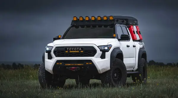 Toyota Tacoma prêt pour l'aventure, équipé pour le meilleur 4x4 tout-terrain. Lumières LED, tente de toit, jerricans.