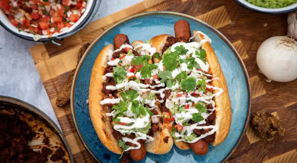 Två lyxiga korvar i bröd med chili, guacamole och en fräsch pico de gallo. Perfekt för en festlig måltid!