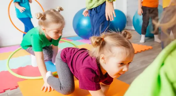 Kinder üben sportliche Bewegungen, tolle Ideen für Sport mit Kindern.