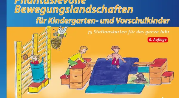 Kinder erkunden eine fantasievolle Bewegungslandschaft im Kindergarten. Bienen und ein Bär sind Teil des Spiels.