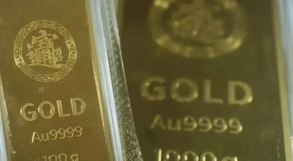 Sztabki złota, jedna 100g, druga 1000g. Zastanawiasz się, ile kosztuje kilogram złota?