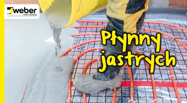 Robotnik wylewa płynny jastrych na instalację ogrzewania podłogowego. Weber.