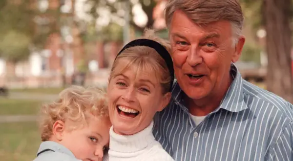 Glad familj med ett barn, en kvinna och en man. Kanske är det Felix Taube med sin familj.